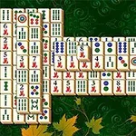 녹색 배경 위에 다양한 무늬가 있는 마작 패가 정렬되어 있는 이미지