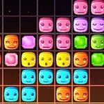 알록달록한 얼굴 모양의 블록들이 격자 안에 배열되어 있는 이미지