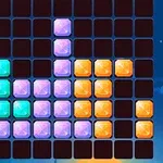 다양한 색상의 블록들이 어두운 격자 배경에 맞춰 쌓여 있는 화면