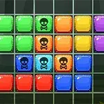 다양한 색상의 블록들이 격자에 배열되어 있으며, 일부 블록에는 해골 문양이 그려져 있다