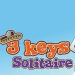 파란 하늘 배경에 카드를 들고 있는 3 keys Solitaire라는 텍스트와 스페이드 퀸, 킹, 잭 카드 이미지