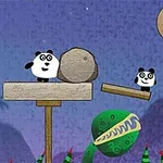 판다들이 나무 판자 위와 열기구 안에 있는 장면