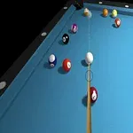 파란 당구대 위에 여러 컬러의 공들과 큐대가 놓여 있는 장면