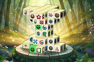 숲속의 둥근 플랫폼 위에 다양한 패턴과 기호가 그려진 큐브들이 쌓여 있다