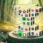 숲속의 둥근 플랫폼 위에 다양한 패턴과 기호가 그려진 큐브들이 쌓여 있다