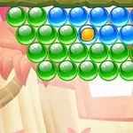 녹색과 파란색 구슬들이 삼각형 모양으로 배열되어 있으며, 가운데에 노란색 구슬이 위치해 있다