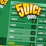 주사위를 사용한 게임 보드와 득점표가 녹색 배경에 표시된 이미지