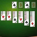 녹색 배경 위에 여러 겹의 카드 더미가 펼쳐져 있는 장면