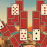 빨간 카드가 층층이 쌓여 있고 배경에는 도시와 언덕이 보이는 풍경