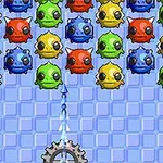 파란색 바탕에 빨강, 파랑, 초록, 노랑의 눈 큰 물고기들이 배열되어 있고, 화면 하단에 화살표가 있는 이미지