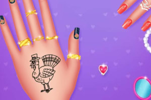 보라색 배경 위에 칠면조 타투와 금반지를 낀 네일 아트가 된 손