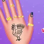 보라색 배경 위에 칠면조 타투와 금반지를 낀 네일 아트가 된 손