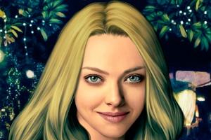 금발의 여성이 환하게 미소 짓고 있으며, 배경에는 나뭇잎과 조명이 어우러져 있다