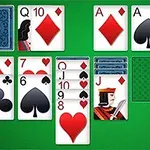 초록 배경 위에서 카드가 배치된 모습, 카드에 숫자와 검정, 빨강 무늬가 보입니다