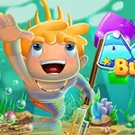 금발의 인어 소년이 삼지창을 들고 행복하게 수중을 헤엄치는 모습과 물속 배경의 다채로운 블록 및 Aqua Blocks라는 텍스트