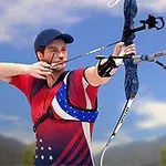 활을 당기고 있는 남성 궁수의 이미지