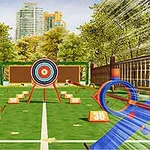 길고 푸른 잔디밭 위에 활과 과녁이 있는 활쏘기 연습장