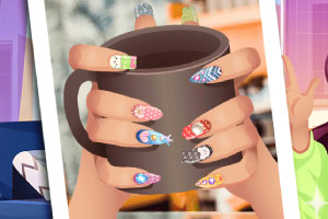 다양한 무늬와 색상의 네일아트를 한 손이 컵을 잡고 있는 모습