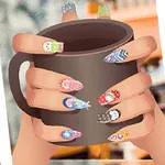 다양한 무늬와 색상의 네일아트를 한 손이 컵을 잡고 있는 모습