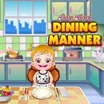 부엌에서 아기가 식탁에 앉아 식사를 기다리고 있으며, 뒤쪽에 여성이 요리를 준비하고 있는 모습