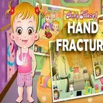 아기가 분홍색 옷을 입고 있으며, 방 안에는 다양한 장면이 담긴 사진이 겹쳐져 있는 모습