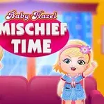 두 명의 아기가 밝은 색상의 소파 앞에서 활짝 웃고 있는 모습