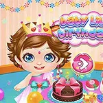 아기의 생일 파티를 배경으로 케이크, 선물, 풍선이 있는 장면