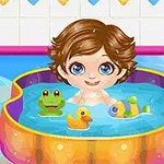 아이가 작은 풀장에서 개구리, 오리, 물고기 모양의 장난감과 함께 놀고 있는 모습