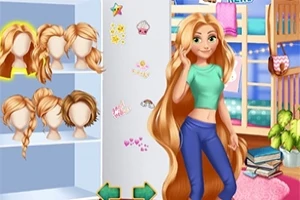 파란 바지와 초록색 상의를 입은 금발 여성이 긴 머리를 내리고 방에 서 있으며, 왼쪽에는 다양한 헤어스타일이 진열된 선반이 보임