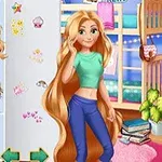 파란 바지와 초록색 상의를 입은 금발 여성이 긴 머리를 내리고 방에 서 있으며, 왼쪽에는 다양한 헤어스타일이 진열된 선반이 보임