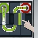 녹색과 빨간색 파이프가 퍼즐처럼 연결되어 있고, 공이 녹색 파이프를 따라가며 손가락이 한 부분을 가리키고 있습니다