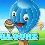 하늘을 배경으로 웃고 있는 파란색 기구와 두 개의 다른 색상 기구들이 떠 있는 이미지