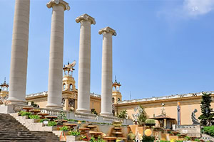 고대 스타일의 높은 기둥 네 개와 건축물이 있는 풍경