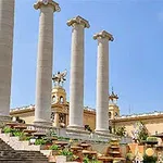 고대 스타일의 높은 기둥 네 개와 건축물이 있는 풍경