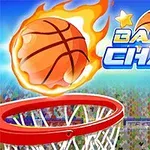 불타는 농구공과 농구 골대가 있으며, 배경에는 다채로운 관중들이 있습니다