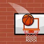 농구공이 빨간 벽돌 배경 앞의 농구 골대로 향해 날아가고 있다