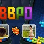 다양한 색상의 블록들이 배경에 있는 가운데 BBPO라는 알파벳과 두 명의 사진이 VS 기호를 사이에 두고 배치된 이미지