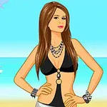 갈색 머리를 가진 여성이 바다를 배경으로 검정색 수영복을 입고 포즈를 취하고 있으며, 팔찌와 목걸이로 장식되어 있다