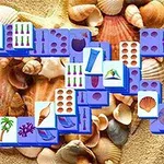 바닷가 모래 위에 다양한 조개껍데기가 놓여 있고, 그 위에 해변 관련 그림이 그려진 마작 패가 배열되어 있다