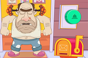 화난 표정의 남자가 슬리퍼와 어깨끈 셔츠를 입고 문 앞에 서 있으며 옆에 초록색 초인종과 우체통이 있다