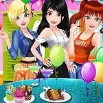 세 명의 여성이 풍선과 함께 장식된 파티 테이블 앞에 서 있는 장면