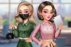 두 명의 스타일리시한 여성 캐릭터가 각각 카메라와 태블릿을 들고 포즈를 취하고 있습니다