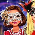 화려한 가면을 쓴 두 여성이 배경 앞에서 미소 짓고 있는 모습