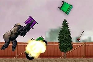 고릴라가 나무 펜스를 넘어 공중에 던져진 두 개의 의자와 바퀴 폭발과 함께 있는 장면