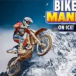 오토바이를 탄 사람이 눈 덮인 높은 산을 배경으로 점프하는 모습