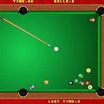 초록색 당구대 위에 큐대가 흰 공을 치려는 장면과 여러 색깔의 공들이 오른쪽 아래 모여 있는 이미지