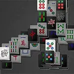 검은 배경 위에 다양한 무늬의 마작 패가 층층이 쌓여 있는 모습