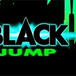 녹색과 검정색 배경 위에 BLACK JUMP라는 텍스트가 중앙에 위치해 있고, 뒷배경에는 미래적인 도시 실루엣이 나타나 있다
