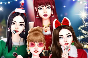 크리스마스 장식과 함께 마이크를 들고 서 있는 네 명의 여성