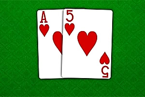 초록색 바탕 위에 빨간 하트 모양이 있는 A와 5 카드 한 쌍